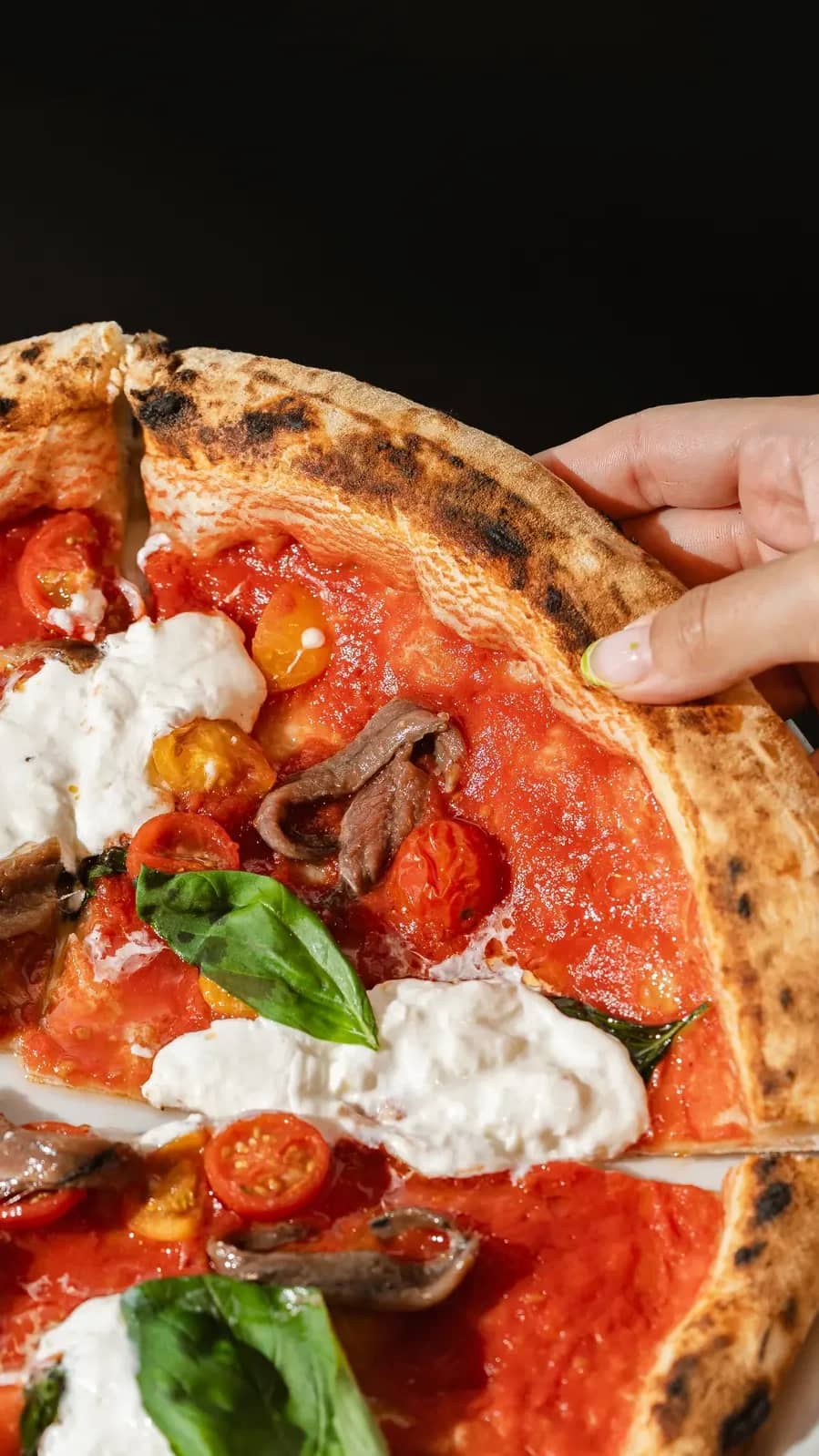 Pizza napolitana recién salida del horno en Infinito Pizzeria, Palma de Mallorca