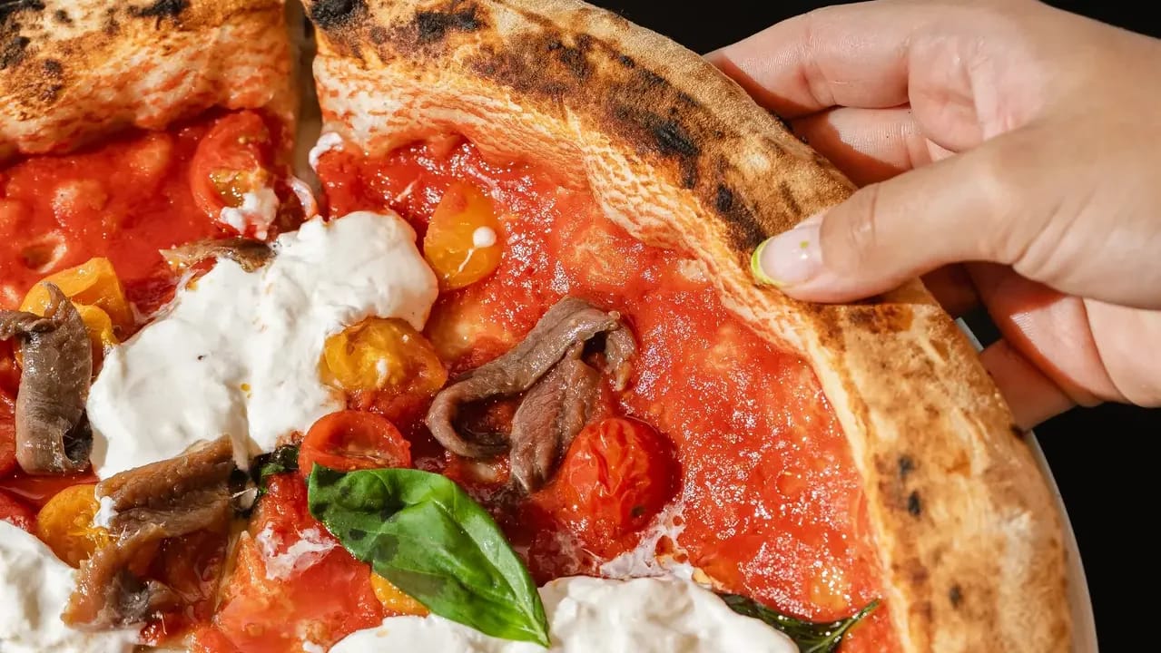 Neapolitanische Pizza frisch aus dem Ofen bei Infinito Pizzeria, Palma de Mallorca